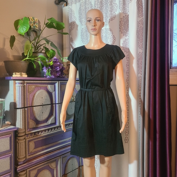 Simple black dress with belt - Picture 3 of 7